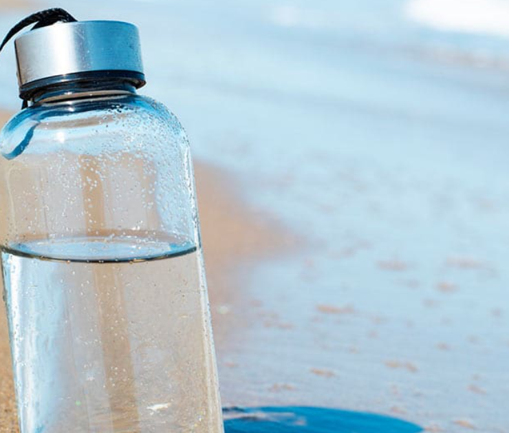 Una joven crea una botella que potabiliza el agua en cuestión de minutos