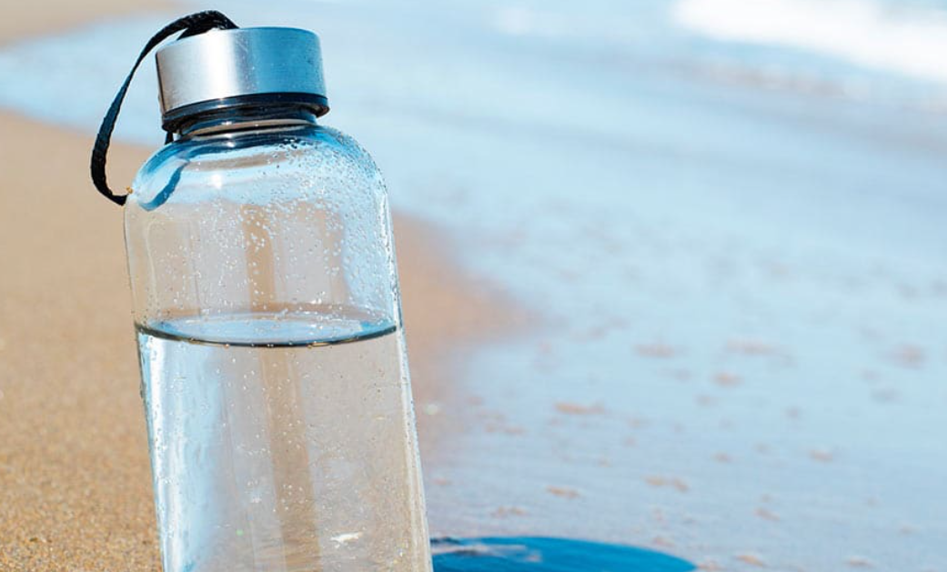 Una joven crea una botella que potabiliza el agua en cuestión de minutos