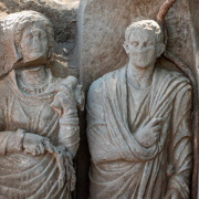 Arqueólogos hallan esculturas en Pompeya. Se trata de una pareja en tamaño real