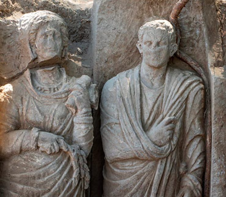 Arqueólogos hallan esculturas en Pompeya. Se trata de una pareja en tamaño real