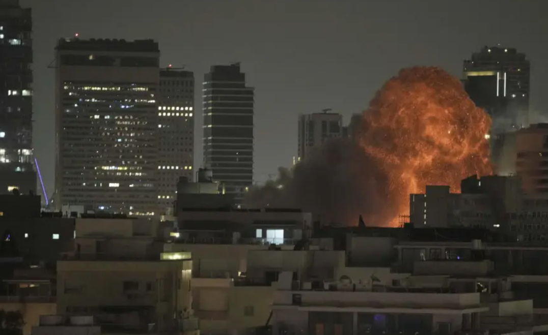 Irán sigue atacando a Israel en una guerra sin tregua ni cuartel