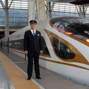 Hombre se toma una foto histórica. Posa frente a uno de los primeros trenes y uno de los últimos