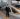 Hombre se toma una foto histórica. Posa frente a uno de los primeros trenes y uno de los últimos