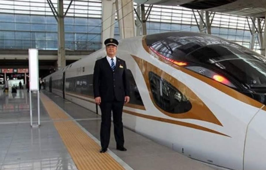 Hombre se toma una foto histórica. Posa frente a uno de los primeros trenes y uno de los últimos