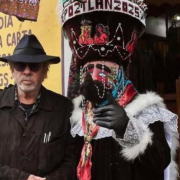 Tim Burton en Xochimilco, el famoso director anda de paseo en nuestro país