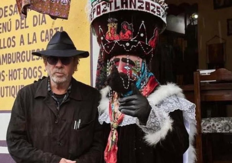 Tim Burton en Xochimilco, el famoso director anda de paseo en nuestro país