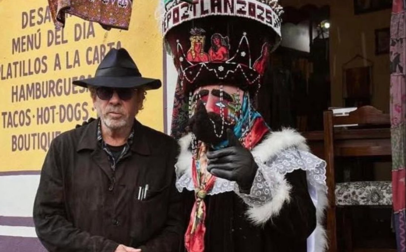 Tim Burton en Xochimilco, el famoso director anda de paseo en nuestro país