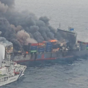 Buque con 3 mil autos se hunde: Tragedia marítima en el Pacífico