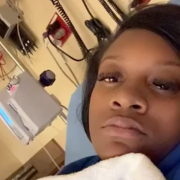 Tatuaje en honor a su hermano: Celebración termina en pesadilla hospitalaria