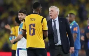 Carlo Ancelotti saluda a un jugador de la Selección de Ecuador.