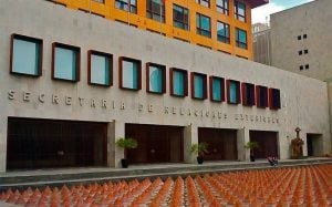 Autoridades consulares mexicanas organizan logística de salida en punto fronterizo; Embajadas Mexicanas evacúan a 175 connacionales con apoyo internacional.