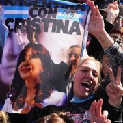 Cristina Fernández de Kirchner inicia arresto domiciliario