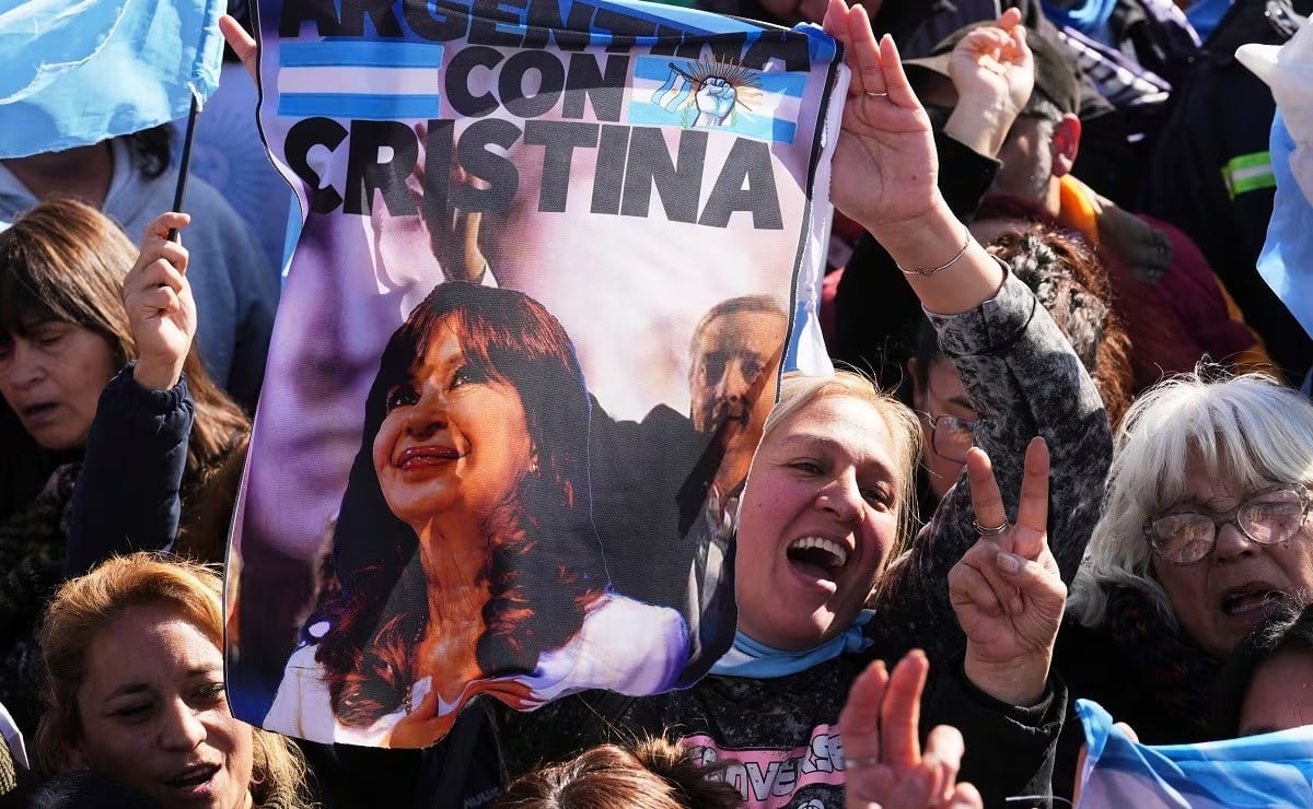 Cristina Fernández de Kirchner inicia arresto domiciliario