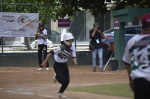 Azael Espinoza de Yucatán conecta un doble hit, destacando en el último juego de su equipo en la Olimpiada Nacional CONADE 2025.