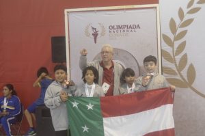 Equipos de florete y sable de Yucatán muestran sus medallas de bronce, destacando el esfuerzo colectivo en la disciplina de Esgrima.