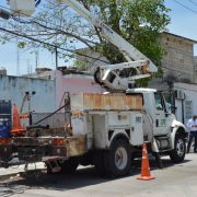 Se manifiestan vecinos de la Benito Juárez a fuera de la CFE