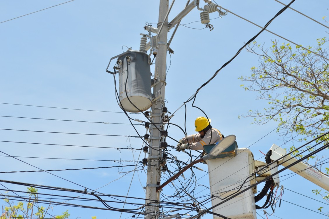 Se manifiestan vecinos de la Benito Juárez a fuera de la CFE
