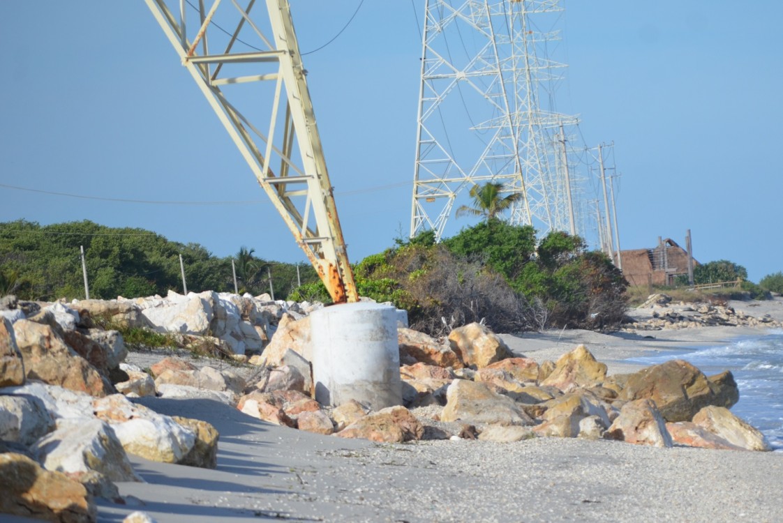 Juez ordena a la CFE tome medidas para evitar que las torres en mal estado colapsen