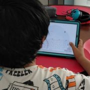 ¡Cuidado! Las pantallas están dañando la salud de tus hijos alerta el IMSS