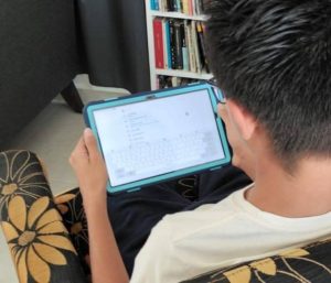 Los dispositivos electrónicos utilizados durante la infancia podrían desencadenar diversas complicaciones en el desarrollo, salud física y mental de las y los niños