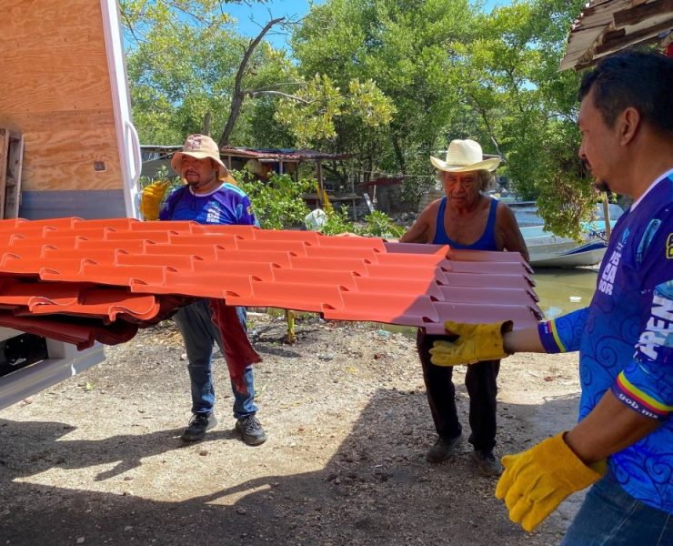 Entregan láminas a cooperativas pesqueras ribereñas de Arroyo Grande
