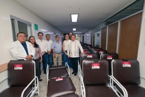 El gobernador Joaquín Díaz Mena entregó 40 sillas cama y dignifican espacios en el Hospital O’Horán para brindar mayor comodidad a los familiares de pacientes pediátricos.