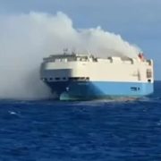 Evacúan buque con 3 mil vehículos rumbo a México