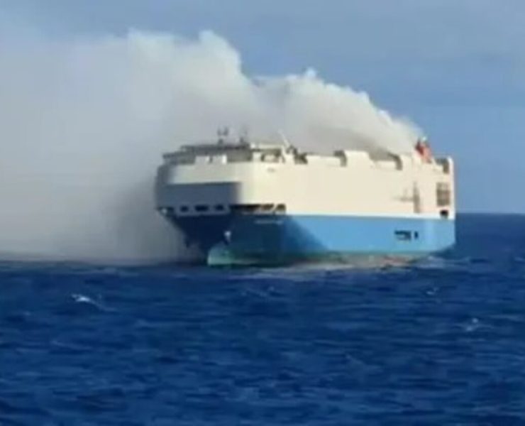 Evacúan buque con 3 mil vehículos rumbo a México