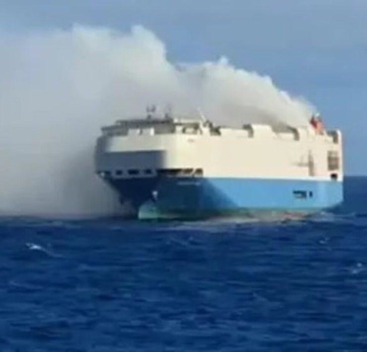 Evacúan buque con 3 mil vehículos rumbo a México