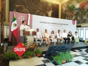 El doctor Briceño Chel fue reconocido por su labor en la preservación de la lengua y cultura maya, en una ceremonia encabezada por el Gobernador Joaquín Díaz Mena.