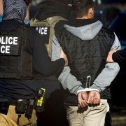 ICE ampliará operativos de deportación en ciudades demócratas