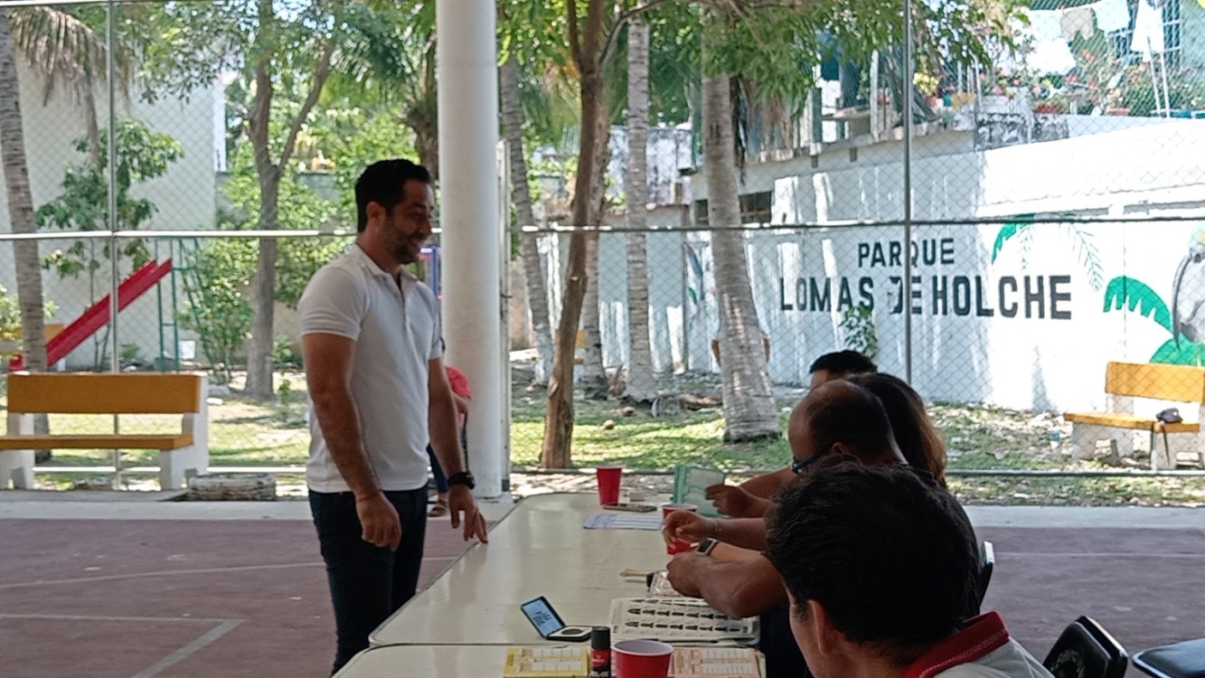 Presidente municipal de Carmen Pablo Gutiérrez Lazarus emitió su voto