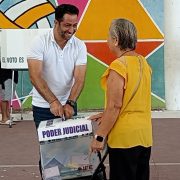 Presidente municipal de Carmen Pablo Gutiérrez Lazarus emitió su voto