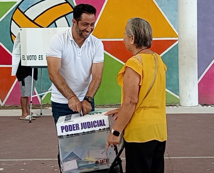 Presidente municipal de Carmen Pablo Gutiérrez Lazarus emitió su voto