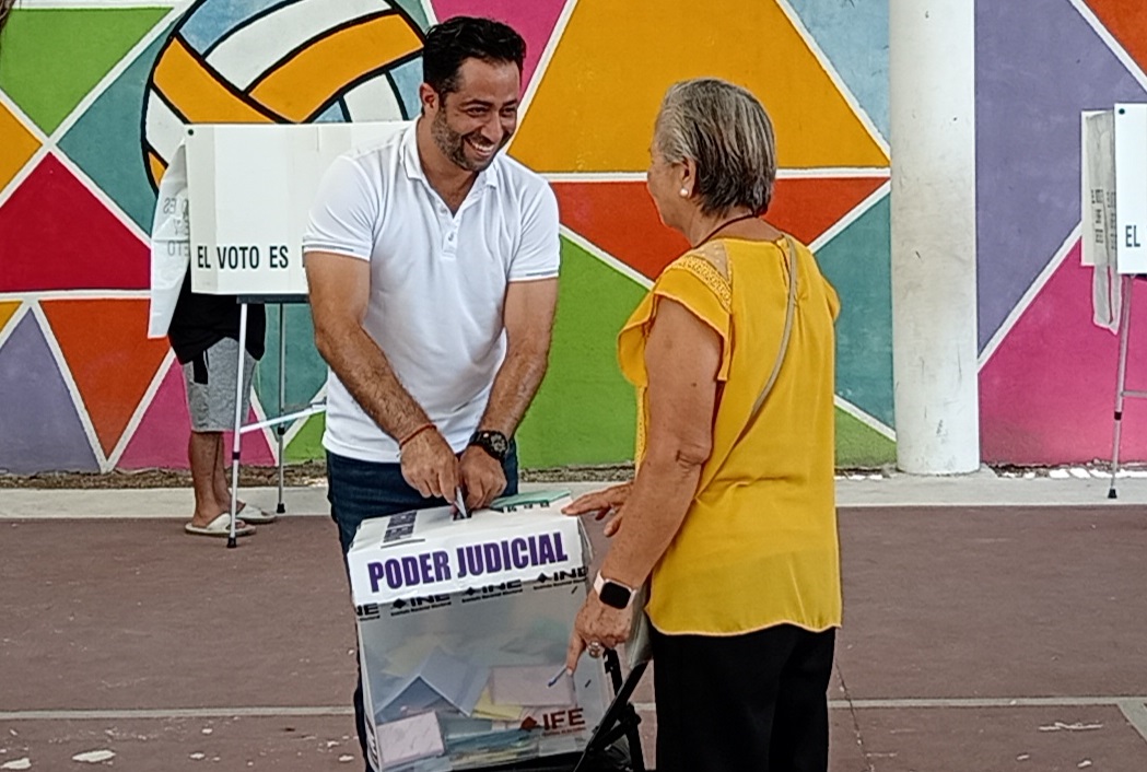 Presidente municipal de Carmen Pablo Gutiérrez Lazarus emitió su voto