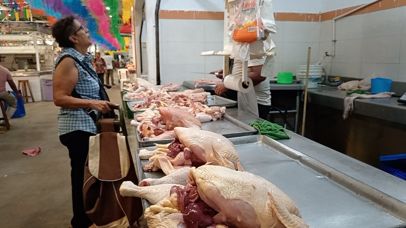 Crisis económica afecta a expendedores de pollos