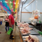 Crisis económica afecta a expendedores de pollos