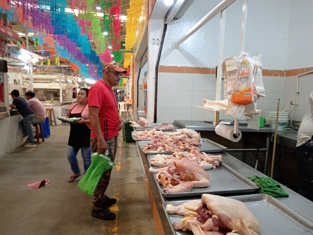 Crisis económica afecta a expendedores de pollos