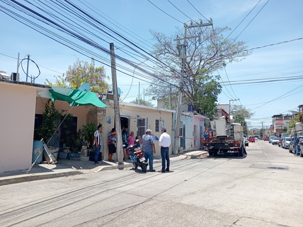 Se manifiestan vecinos de la Benito Juárez a fuera de la CFE