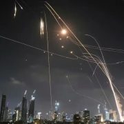 Irán lanza misiles contra bases militares de EEUU