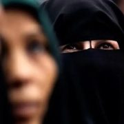 Irán suspende el uso obligatorio del hiyab