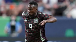 Julián Quiñones fue otro de los mejores futbolistas de la Selección Mexicana ante Turquía, y fue quien e dio el pase a Orbelin, para el gol de la victoria.