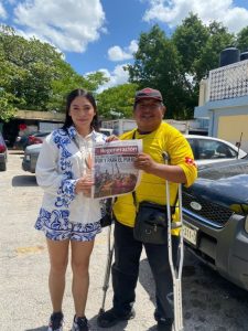 Jóvenes de Morena Yucatán durante el brigadeo en el tianguis de Chuburná, donde con entusiasmo invitaron a sumarse a Morena a decenas de ciudadanos.