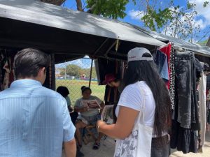 Con pancartas y folletos informativos, los jóvenes promovieron la Campaña “Súmate a Morena Somos Millones”, acercando el mensaje de la 4T a la gente.