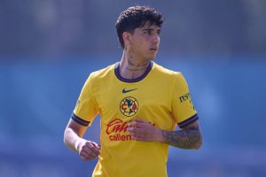 Kevin Álvarez salió del terreno de juego en el amistoso del América ante Cancún F.C. por lesión.