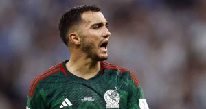 Luis Chávez sufrió una lesión en del ligamento cruzado derecho.