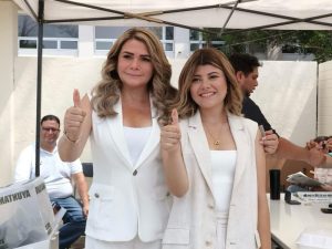 Maryjose Gamboa emitió su voto acompañada de su familia durante la jornada electoral del 1 de junio, consolidando su camino hacia la presidencia municipal de Boca del Río.
