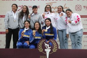 Atletas yucatecos celebran una de las 94 medallas que colocaron a Yucatán en el cuarto lugar de la Olimpiada Nacional.