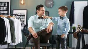 Papá luce con orgullo una prenda nueva, demostrando que el estilo también es parte del regalo ideal para Papá.