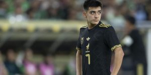 El mediocampista de Xolos de Tijuana de tan solo 16 años, Gilberto Mora, tuvo minutos con la Selección Mexicana mayor en un torneo oficial, y tuvo un gran juego, y fue quien provocó el autogol de Arabia Saudita.